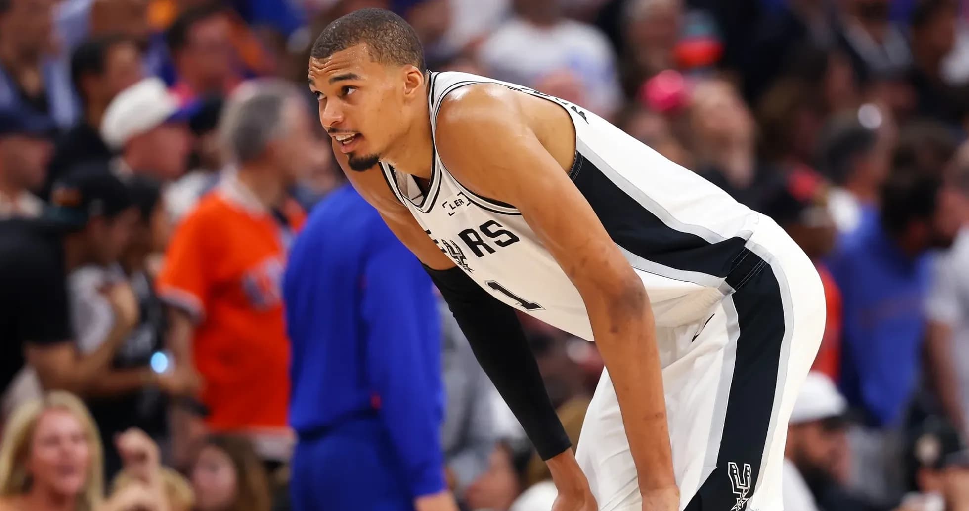 Joueur des Spurs se penchant pendant un match