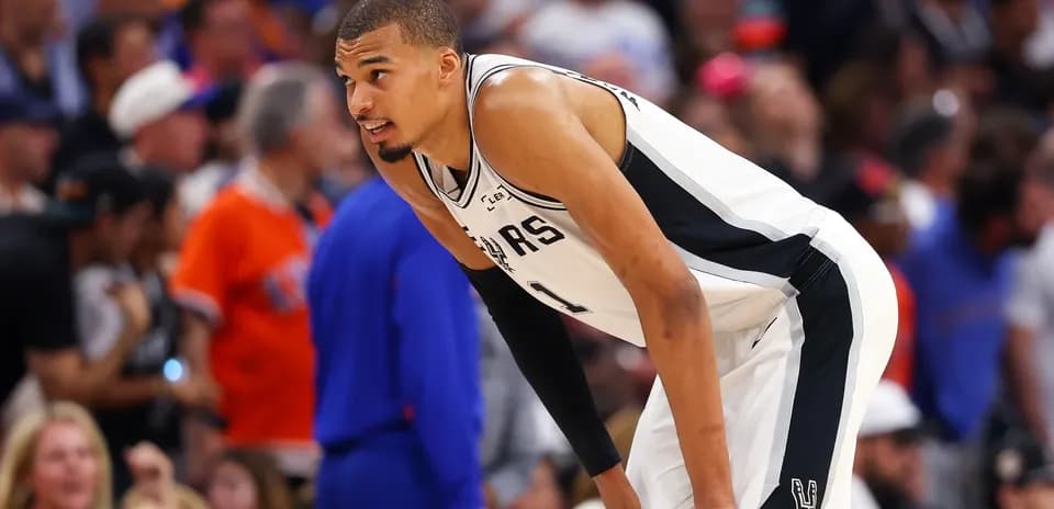 Joueur des Spurs se penchant pendant un match