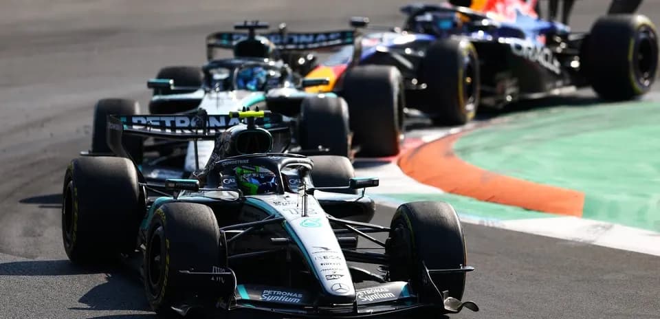 Voitures de F1 en course sur circuit