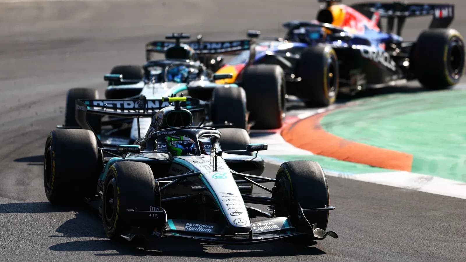 Voitures de F1 en course sur circuit