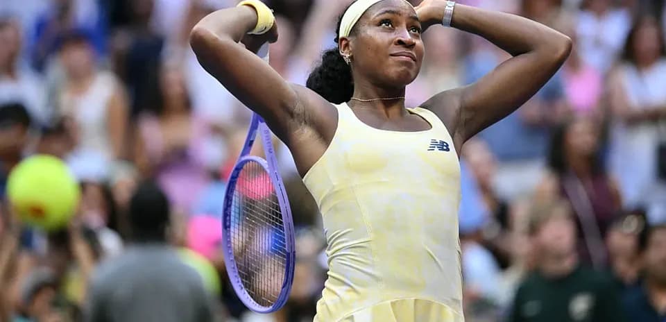 Joueuse levant les bras avec une raquette de tennis