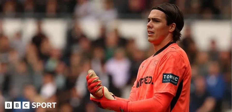 Gardien de but en tenue orange pendant un match