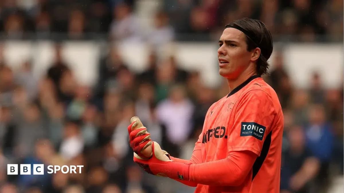 Gardien de but en tenue orange pendant un match