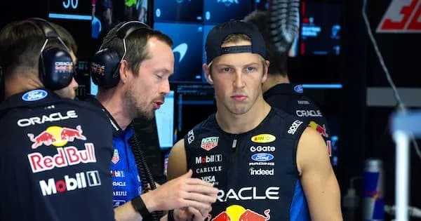 Membre de l'équipe discutant avec un pilote en stand