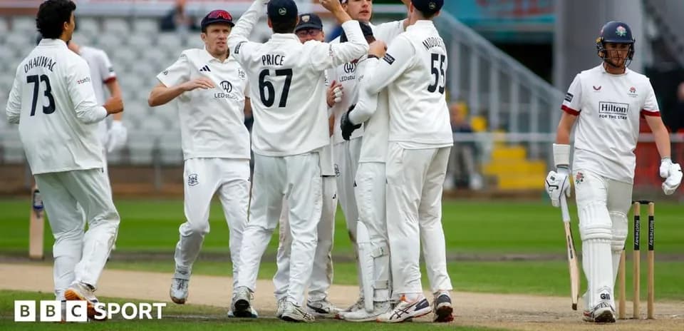 Équipe célébrant un wicket lors d'un match de cricket