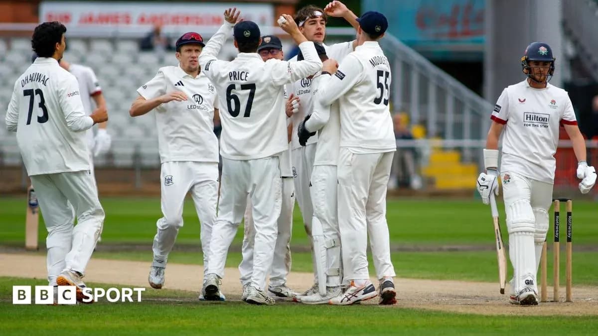 Équipe célébrant un wicket lors d'un match de cricket