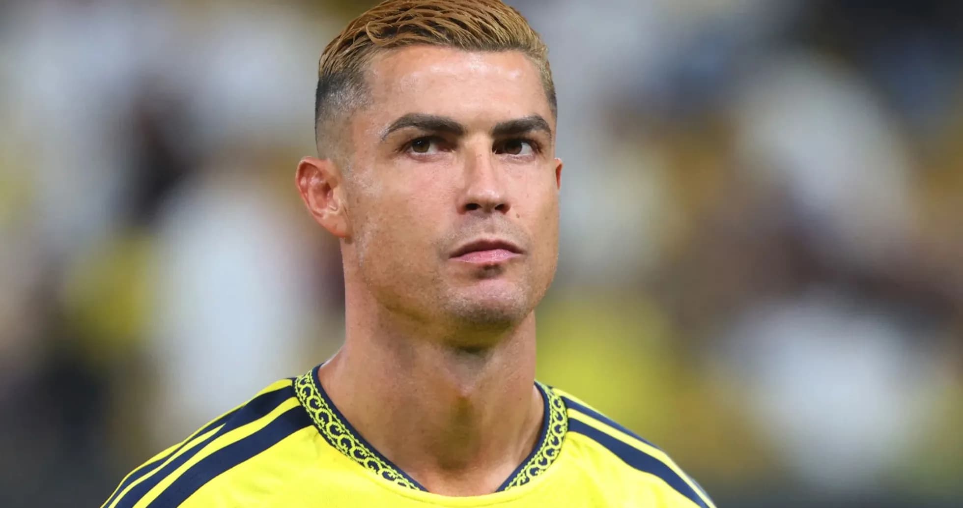 Joueur en maillot jaune sur le terrain