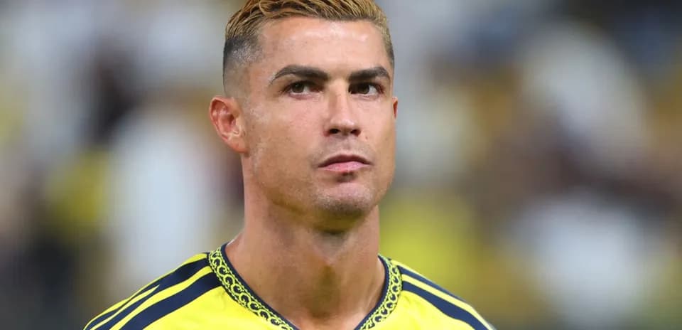 Joueur en maillot jaune sur le terrain