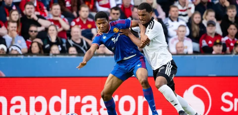 Joueurs en compétition pour le ballon lors du match