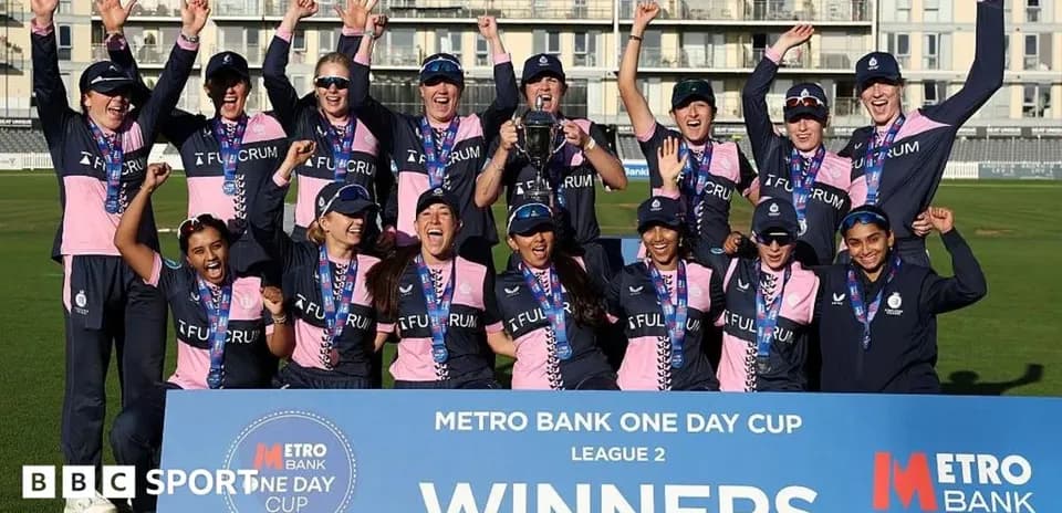 Équipe célébrant leur victoire au Metro Bank One Day Cup