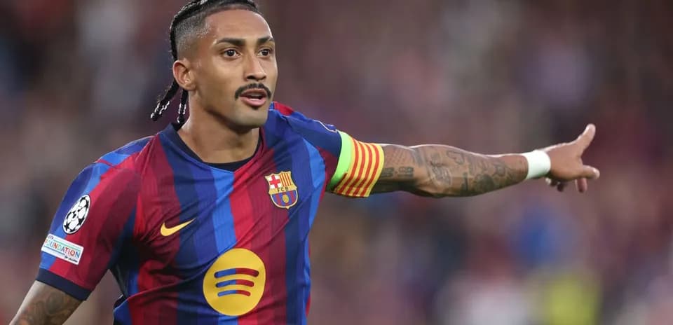 Joueur du FC Barcelone donnant des instructions sur le terrain