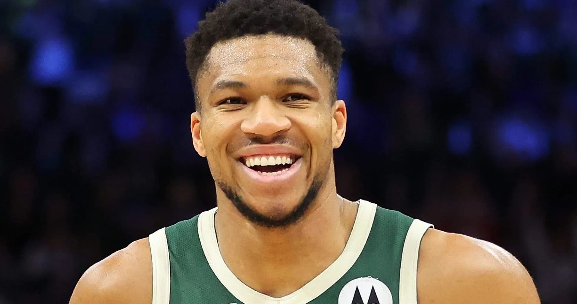 Joueur souriant en uniforme des Milwaukee Bucks