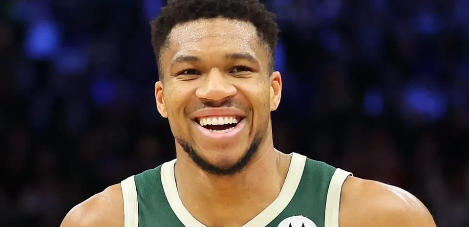 Joueur souriant en uniforme des Milwaukee Bucks