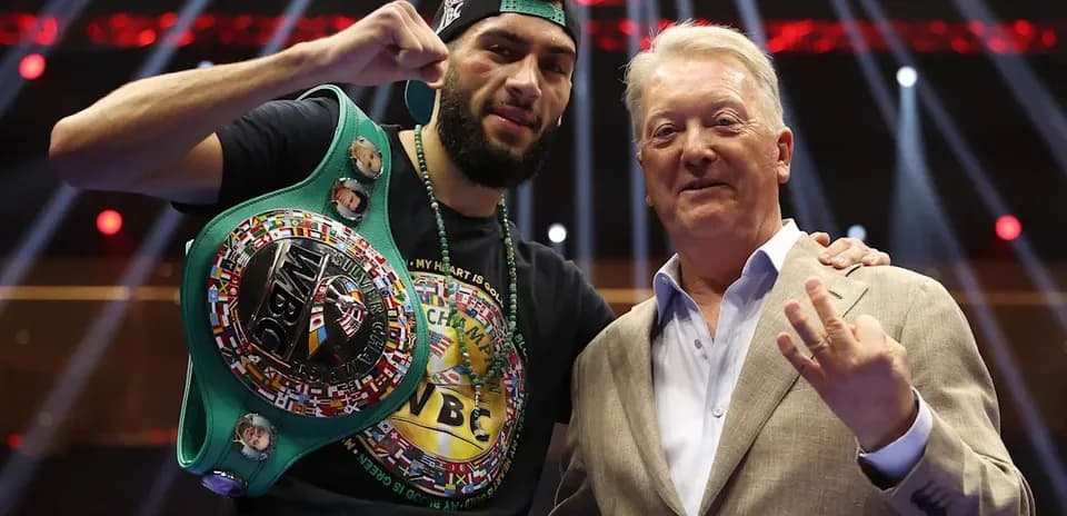 Boxeur avec ceinture WBC et promoteur en arrière-plan