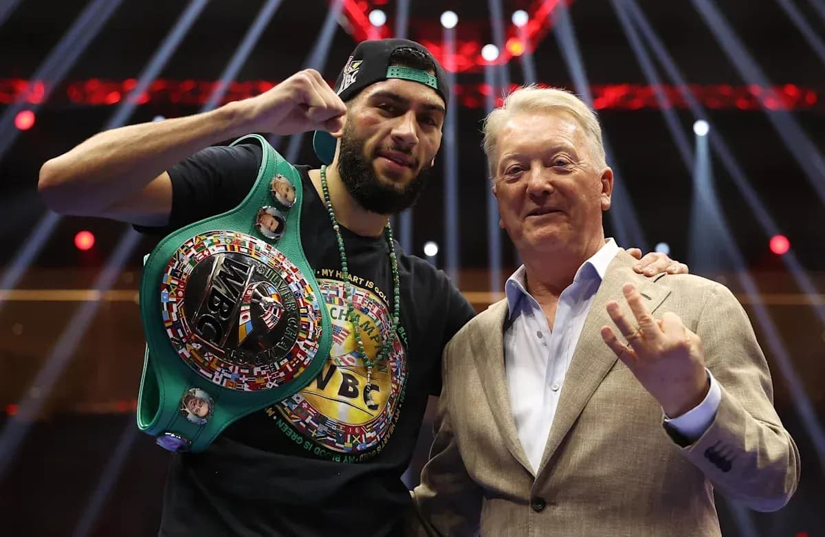 Boxeur avec ceinture WBC et promoteur en arrière-plan
