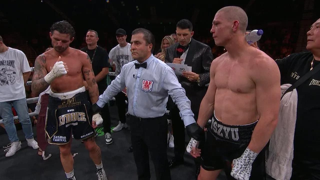 Boxeurs et arbitre dans le ring après le match