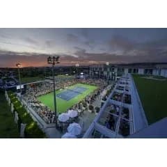 Vue panoramique d'un court de tennis avec spectateurs