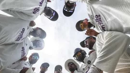 Équipe de cricket se rassemblant avant le match