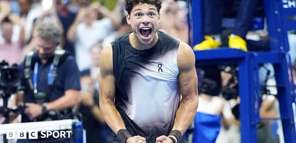 Joueur de tennis célébrant sa victoire sur le court