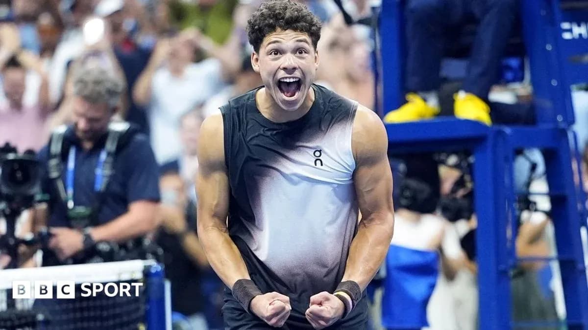 Joueur de tennis célébrant sa victoire sur le court