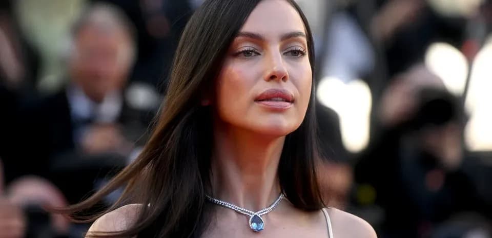 Person posant sur le tapis rouge lors d'un événement