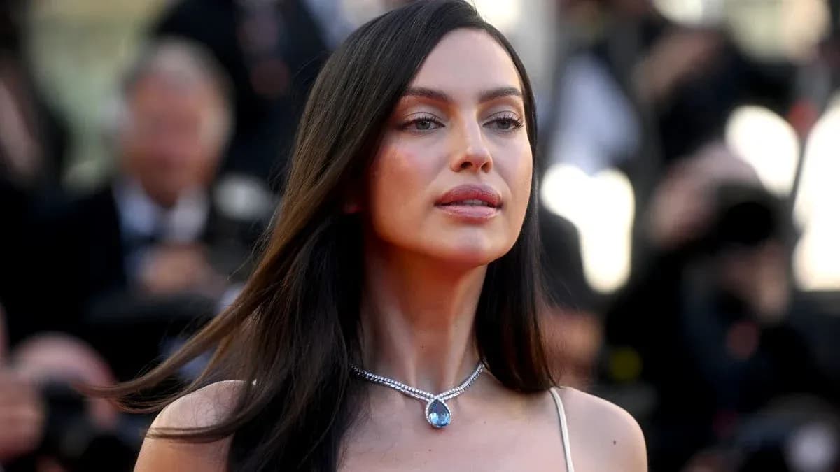 Person posant sur le tapis rouge lors d'un événement