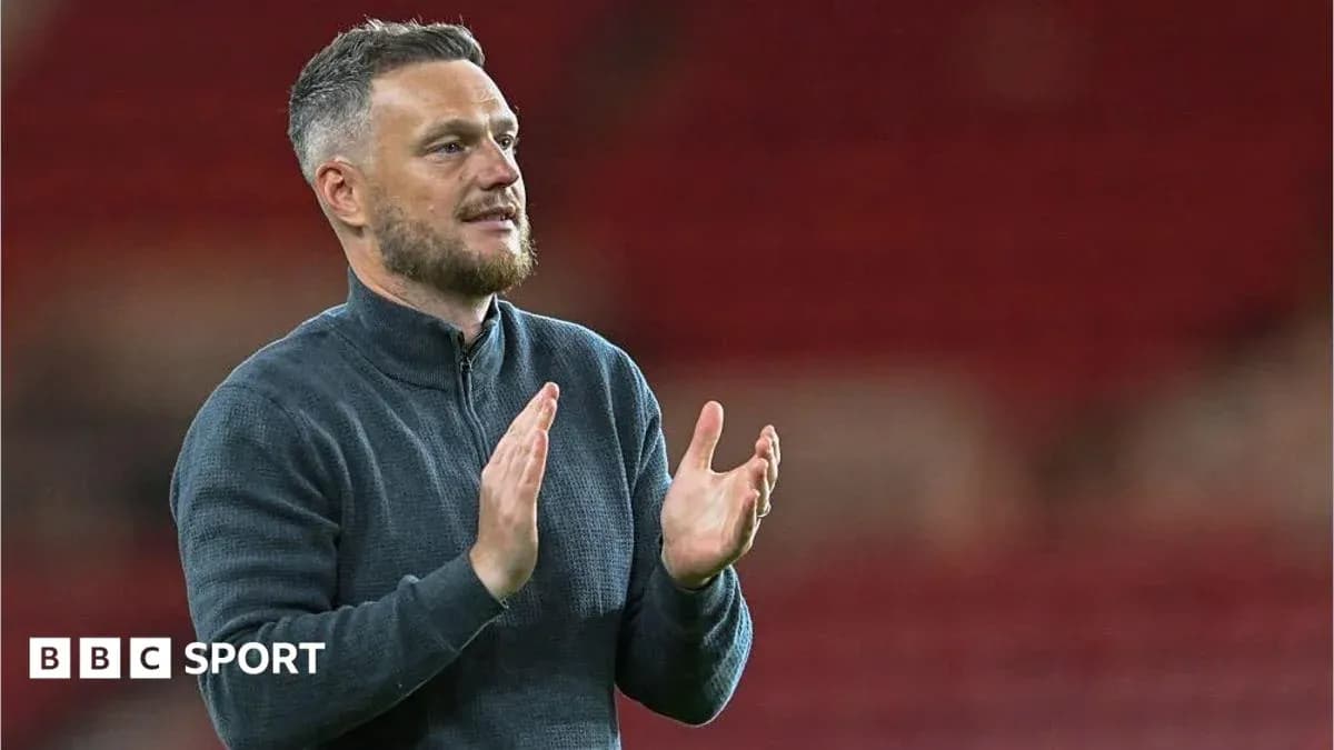 Entraîneur applaudissant après le match