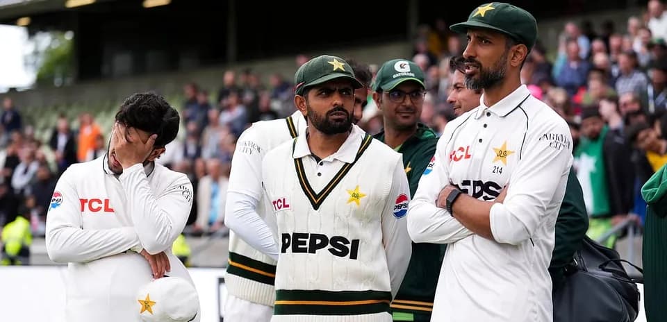 Joueurs de cricket pakistanais discutant sur le terrain