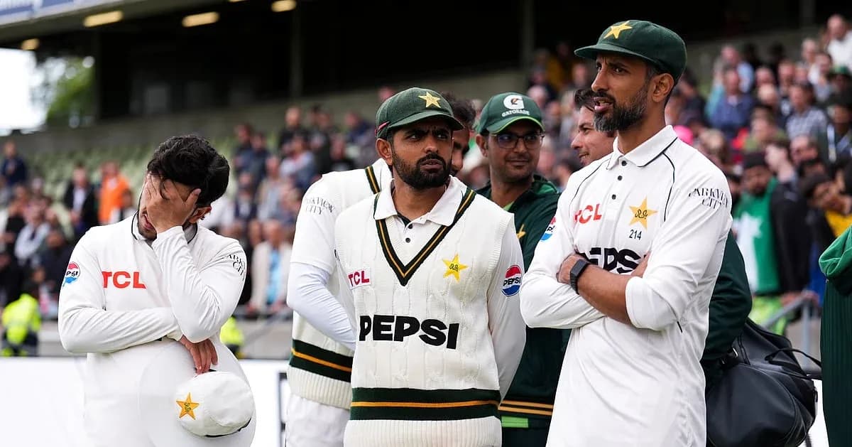 Joueurs de cricket pakistanais discutant sur le terrain