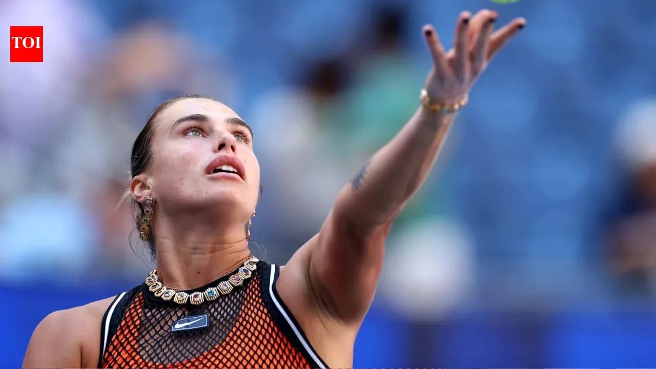 Joueuse de tennis servant sur le court