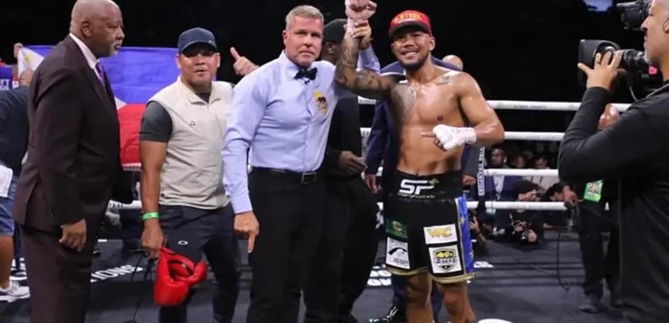 Boxeur victorieux levant les bras après le combat