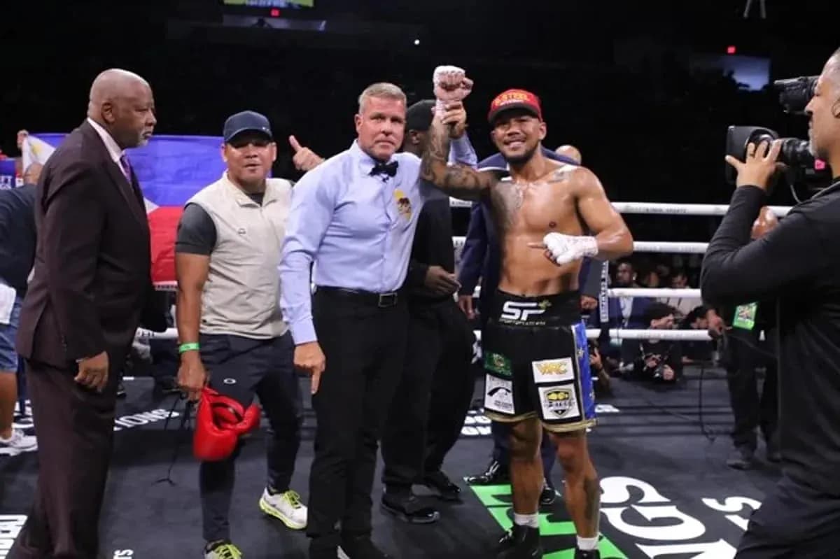 Boxeur victorieux levant les bras après le combat