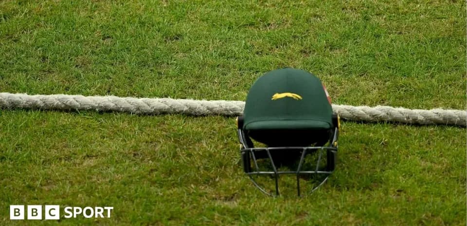 Casque de cricket sur le terrain d'herbe