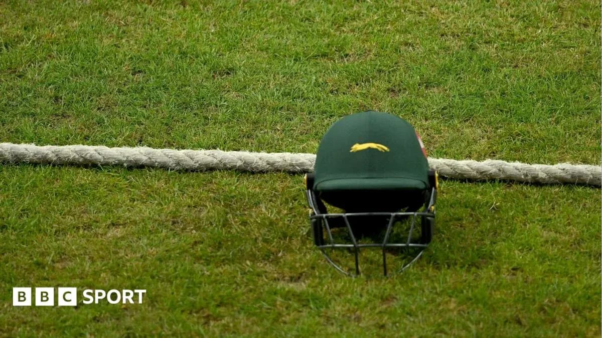 Casque de cricket sur le terrain d'herbe