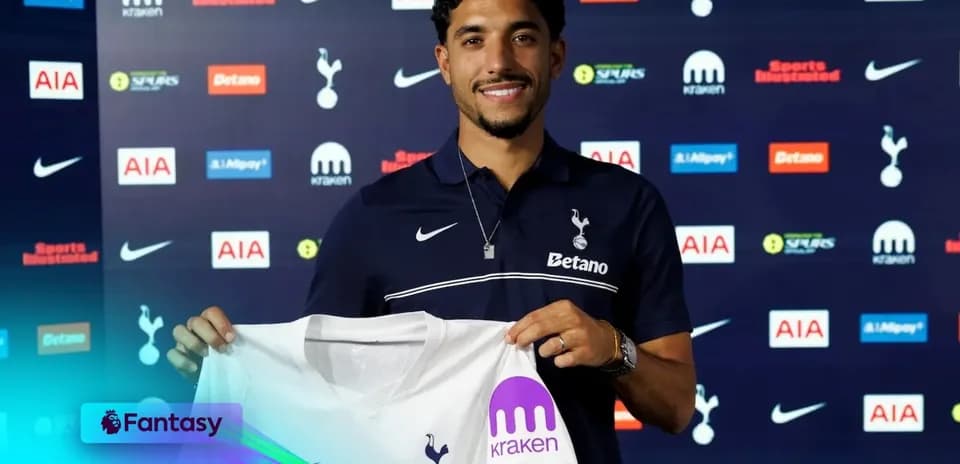 Joueur présentant son maillot avec logo Tottenham