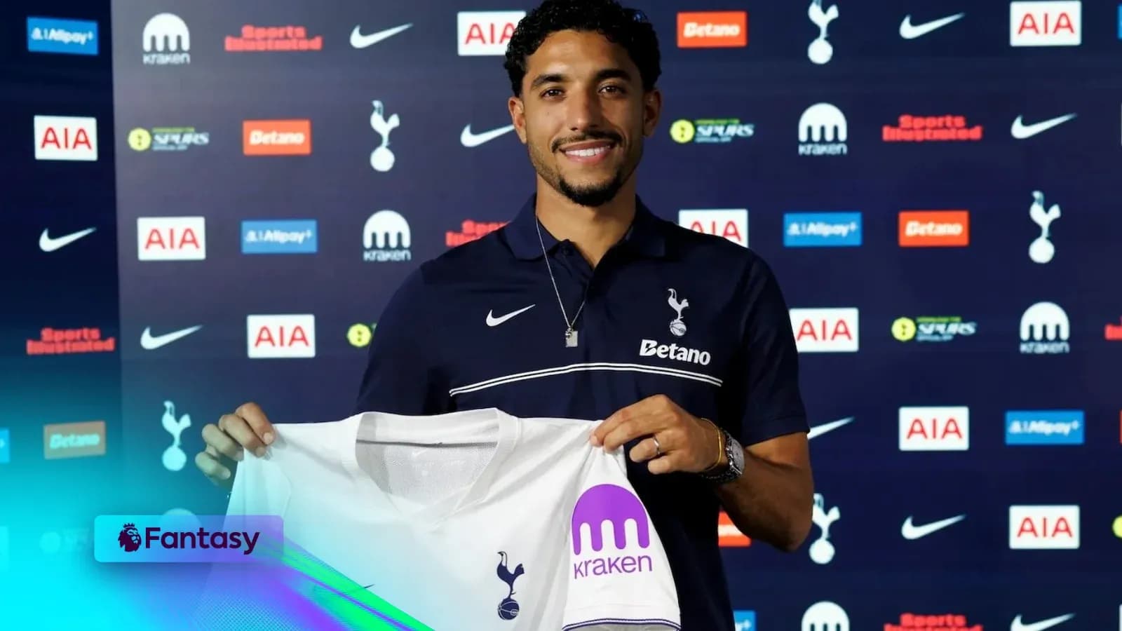 Joueur présentant son maillot avec logo Tottenham