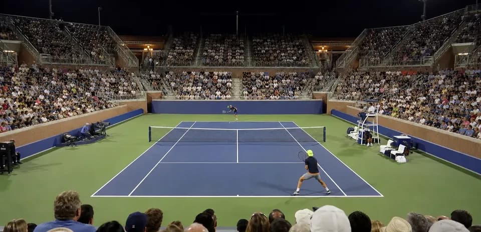 Match de tennis sous les lumières avec public nombreux