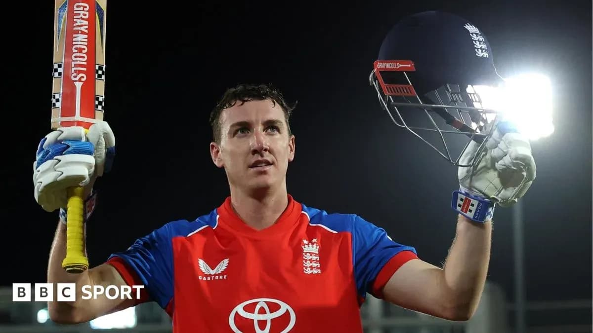 Joueur de cricket levant sa batte et son casque