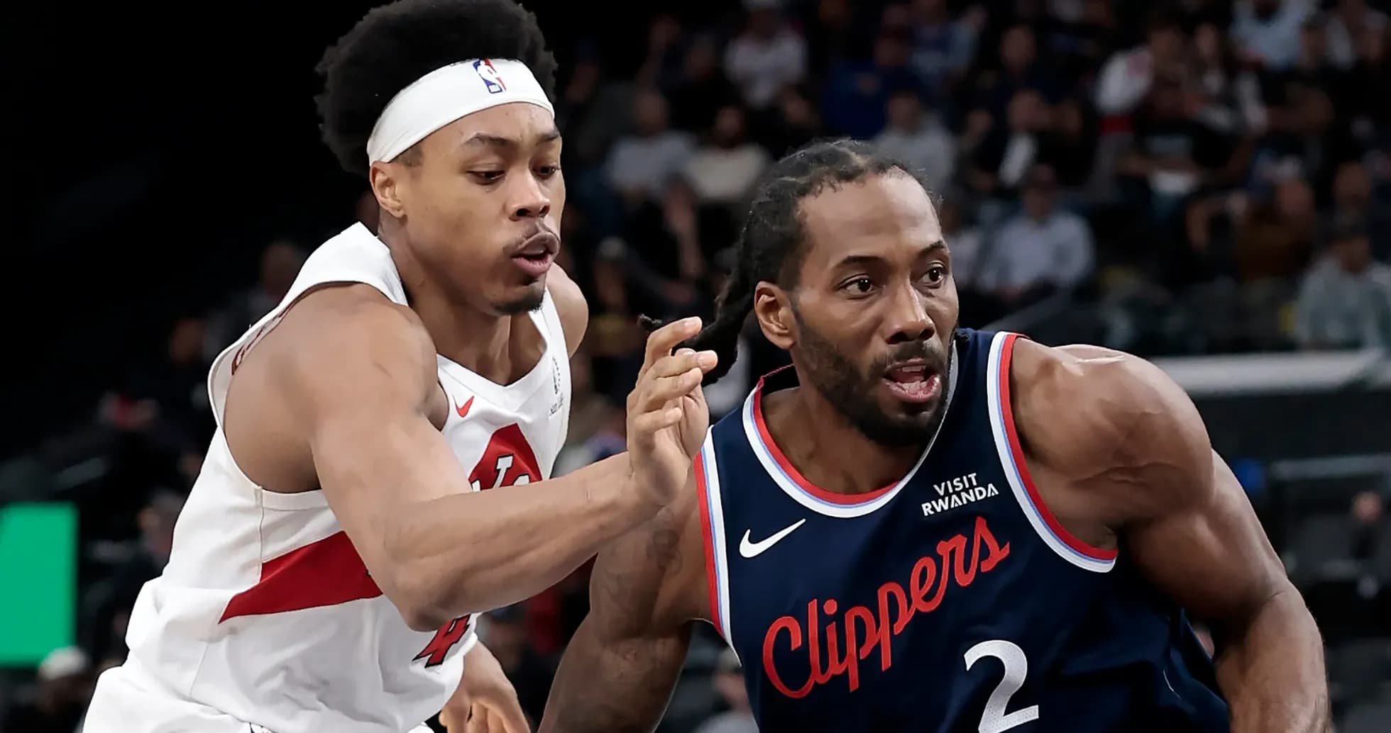 Deux joueurs de basket-ball en action sur le terrain