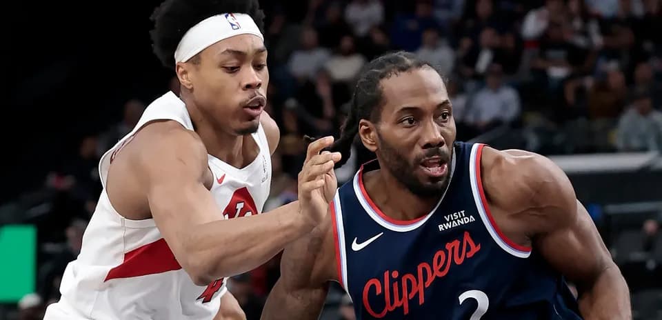 Deux joueurs de basket-ball en action sur le terrain