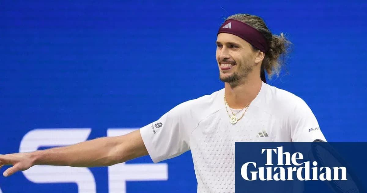 Joueur de tennis souriant sur le court