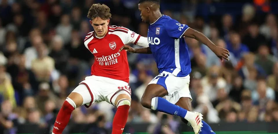 Joueur d'Arsenal contre joueur d'Ipswich lors du match