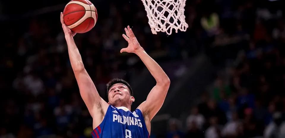Joueur effectuant un tir au panier au basket