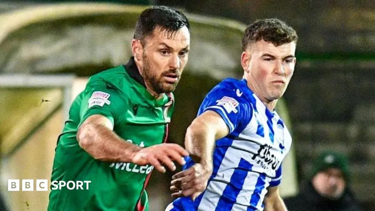 Deux joueurs se disputant le ballon sur le terrain