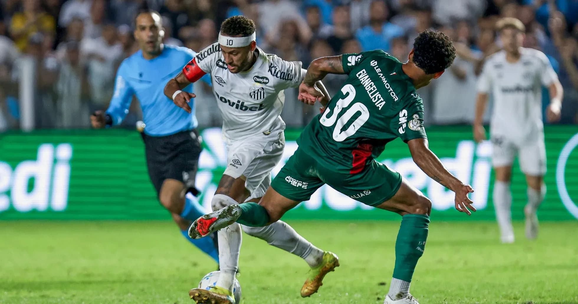 Joueur dribblant pendant un match de football