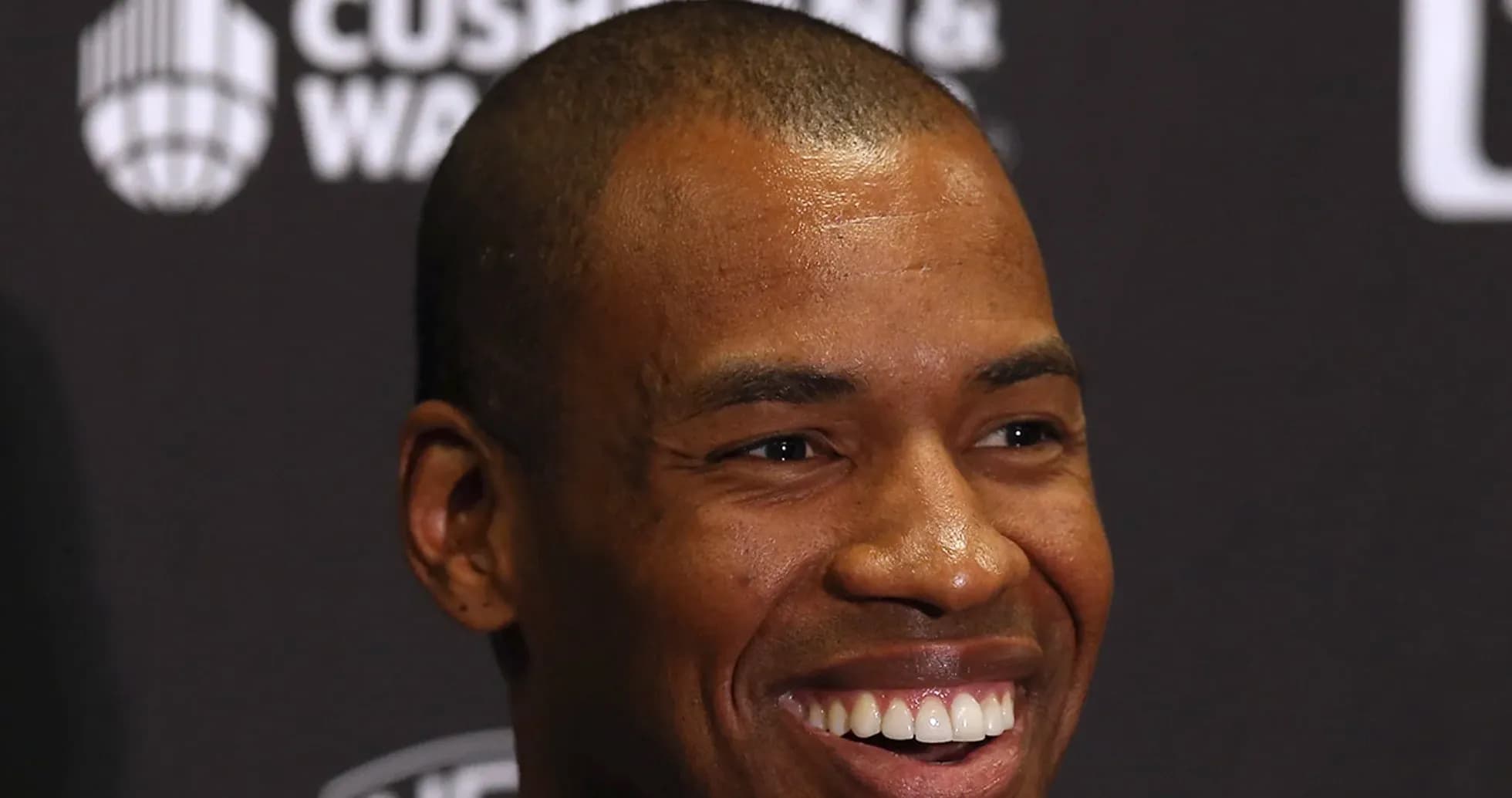 Homme souriant lors d'une conférence de presse