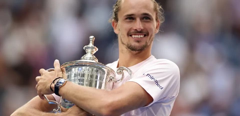Joueur tenant le trophée de tennis avec sourire