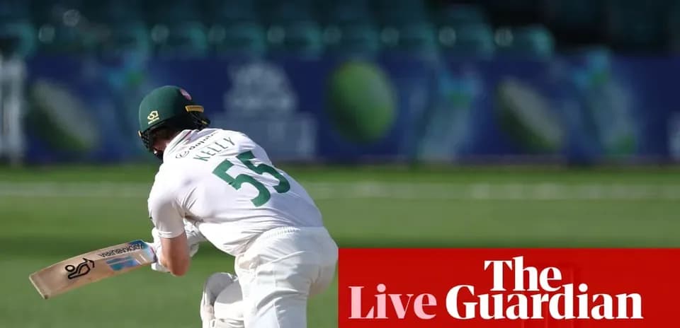 Joueur de cricket en train de frapper la balle