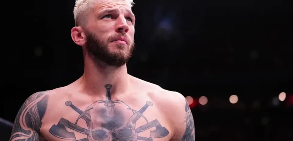 Lutteur torse nu avec des tatouages avant le combat
