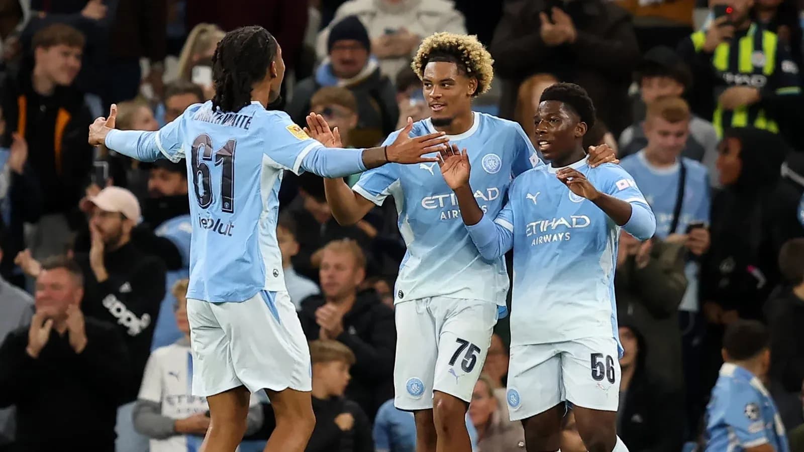 Joueurs de Manchester City célébrant un but ensemble